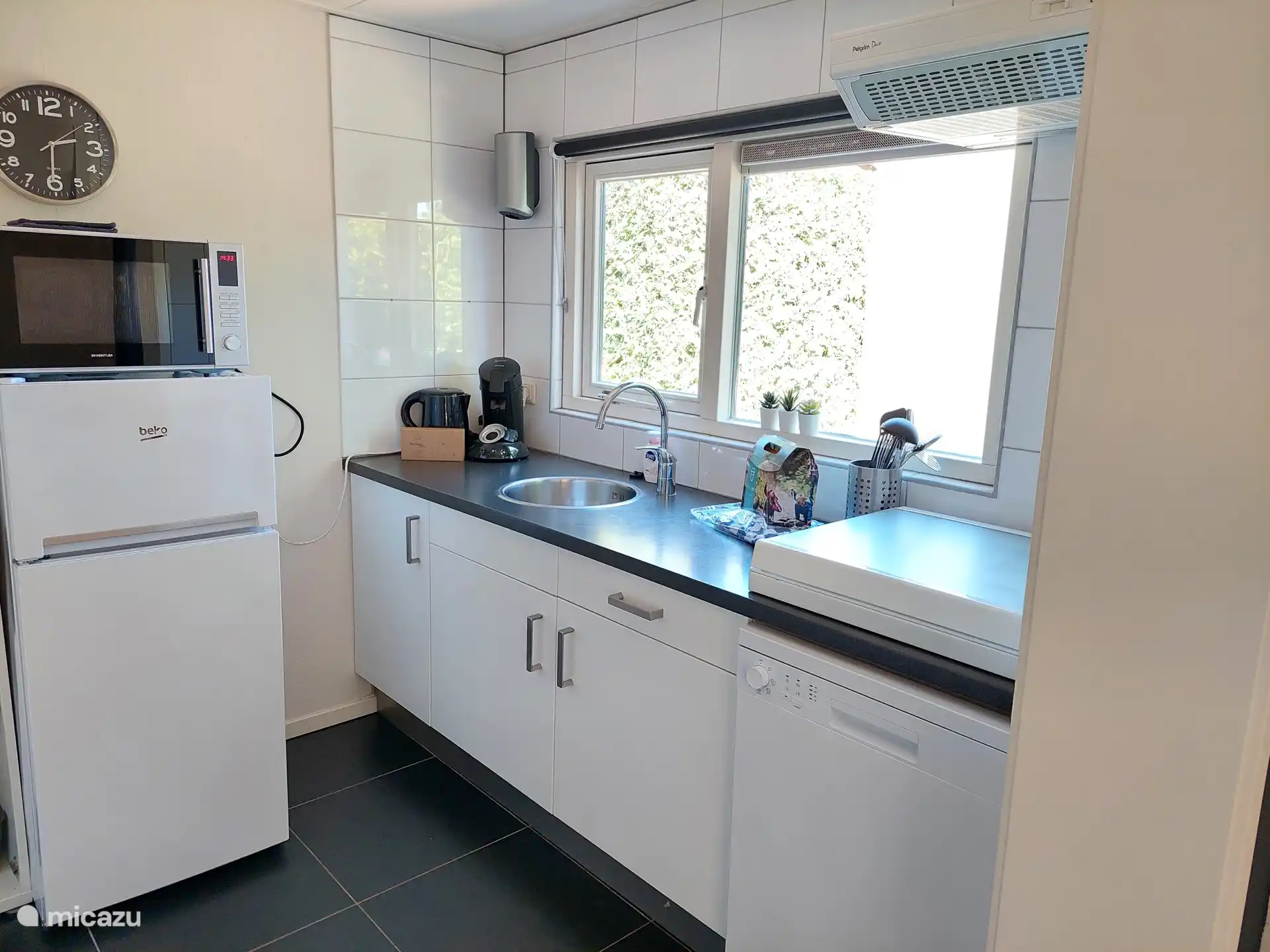 Keuken met vaatwasser, combimagnetron en koel/ vriescombinatie
