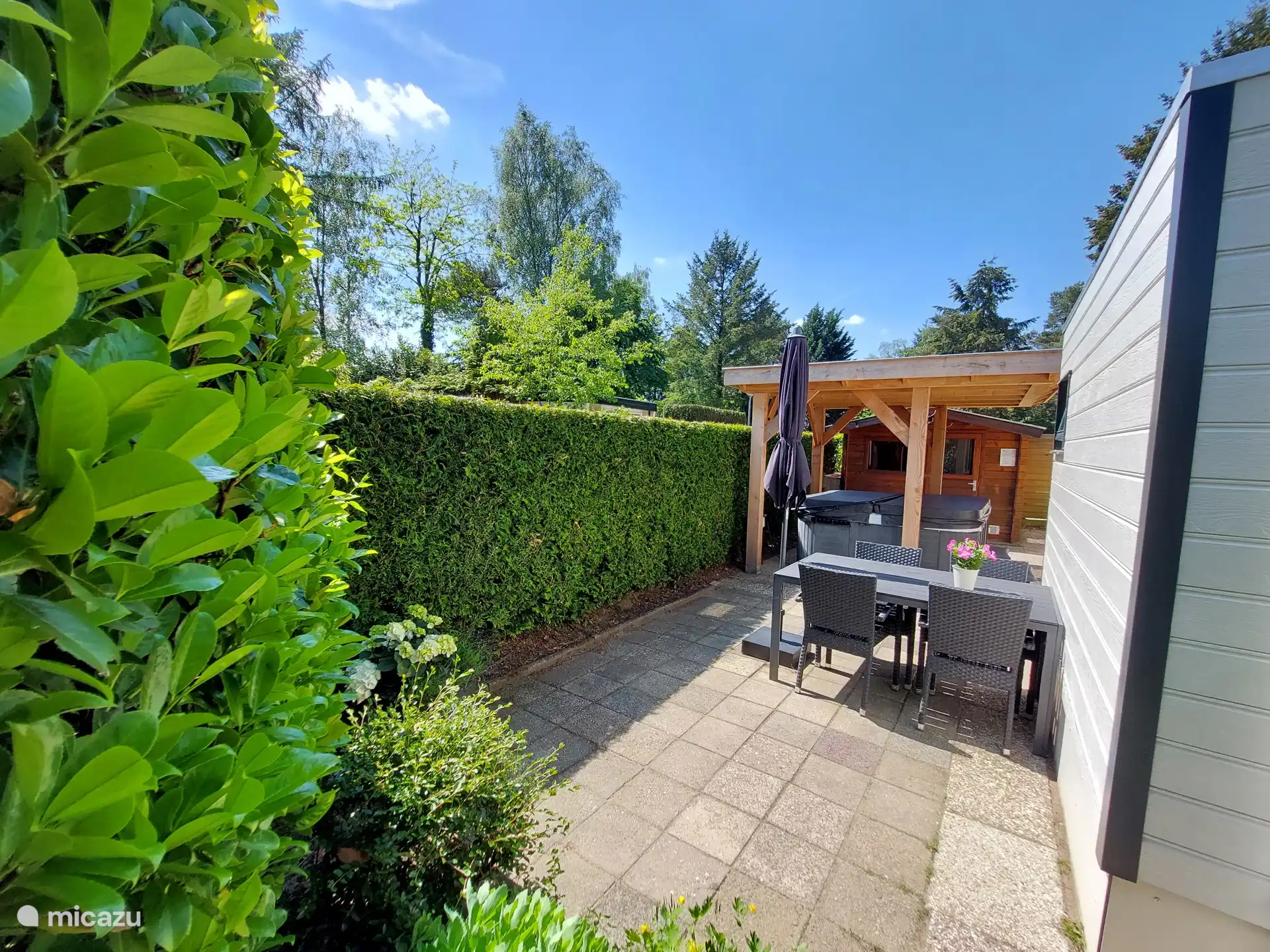 Terras met tuinset, jacuzzi en berging.
