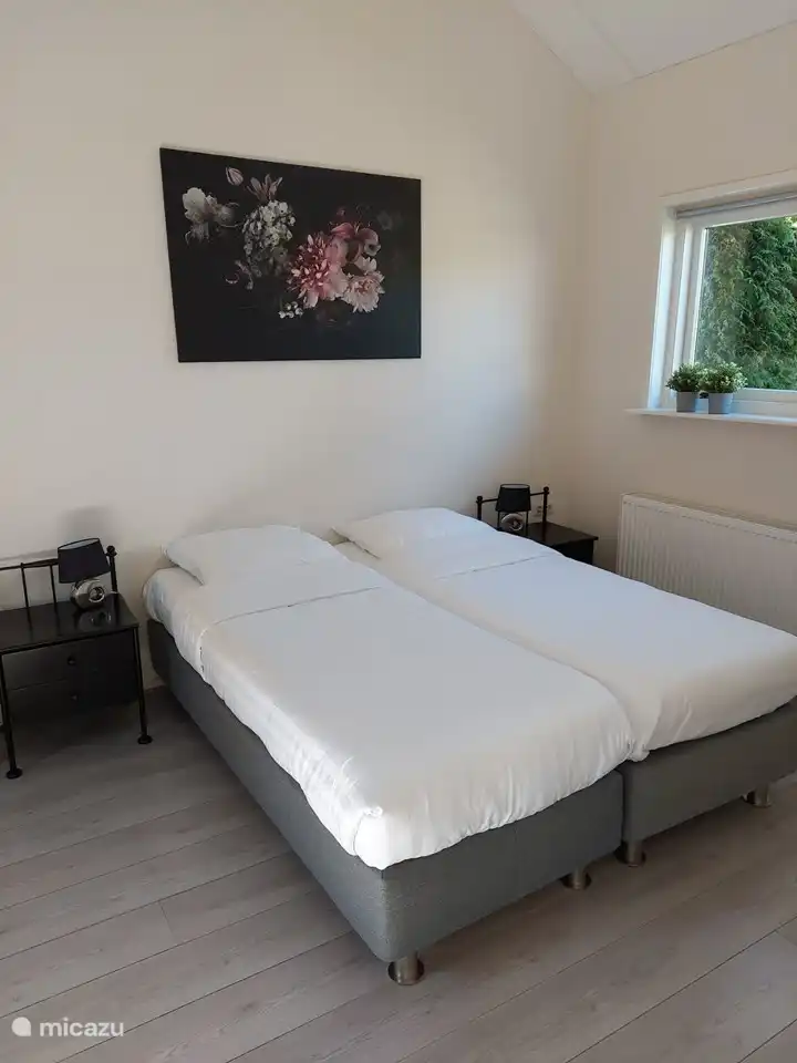 Schlafzimmer 1 mit 2 einzelnen Boxspringbetten
