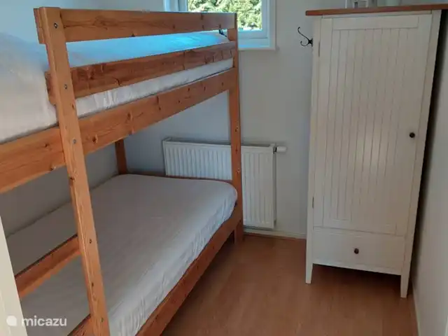 Cabaña con Jacuzzi No. 18 en Países Bajos, Güeldres, Putten - casa vacacional Dormitorio 2 con literas.