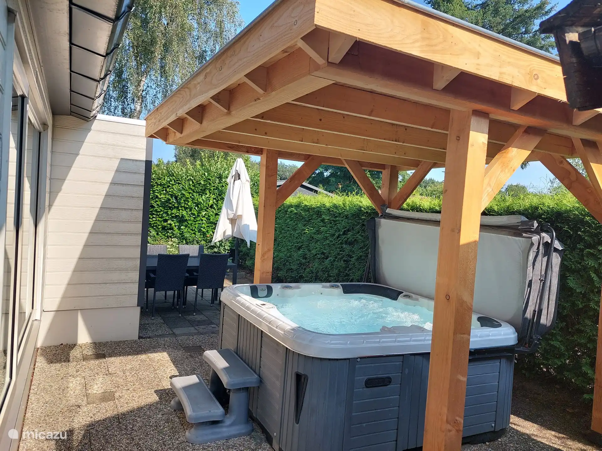 Terrasse mit Whirlpool und Gartenmöbeln