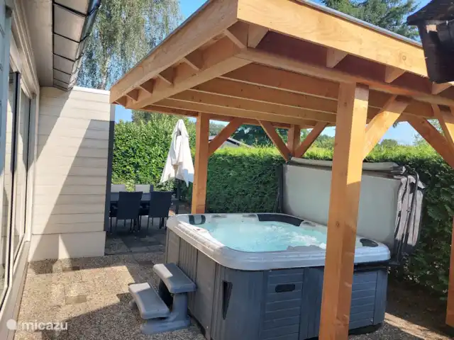 Cabaña con Jacuzzi No. 18 en Países Bajos, Güeldres, Putten - casa vacacional Terraza con jacuzzi y muebles de jardín