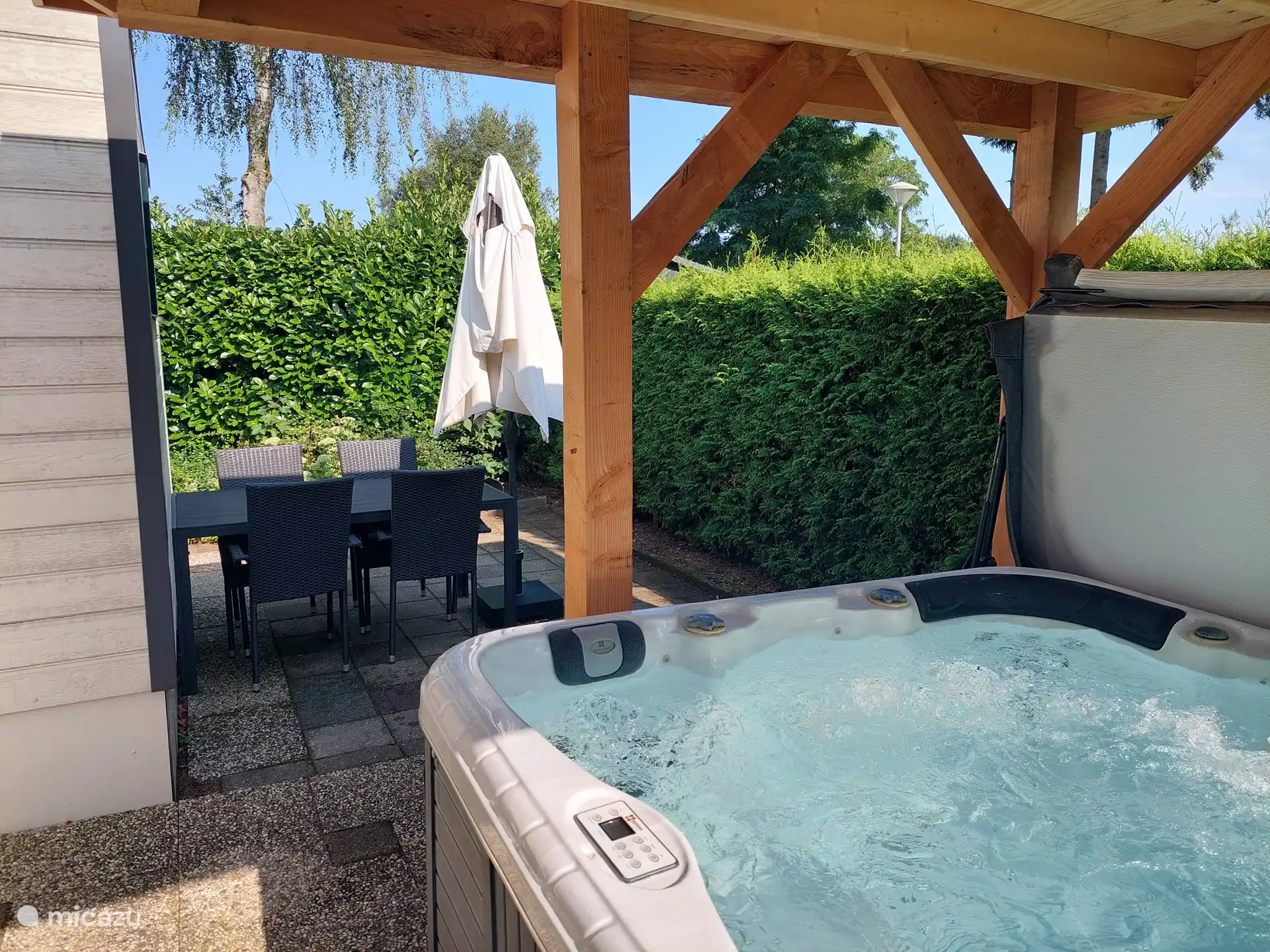 Terrasse mit schönem Whirlpool und viel Privatsphäre