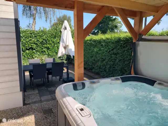 Cabaña con Jacuzzi No. 18 en Países Bajos, Güeldres, Putten - casa vacacional Terraza con precioso jacuzzi y mucha privacidad
