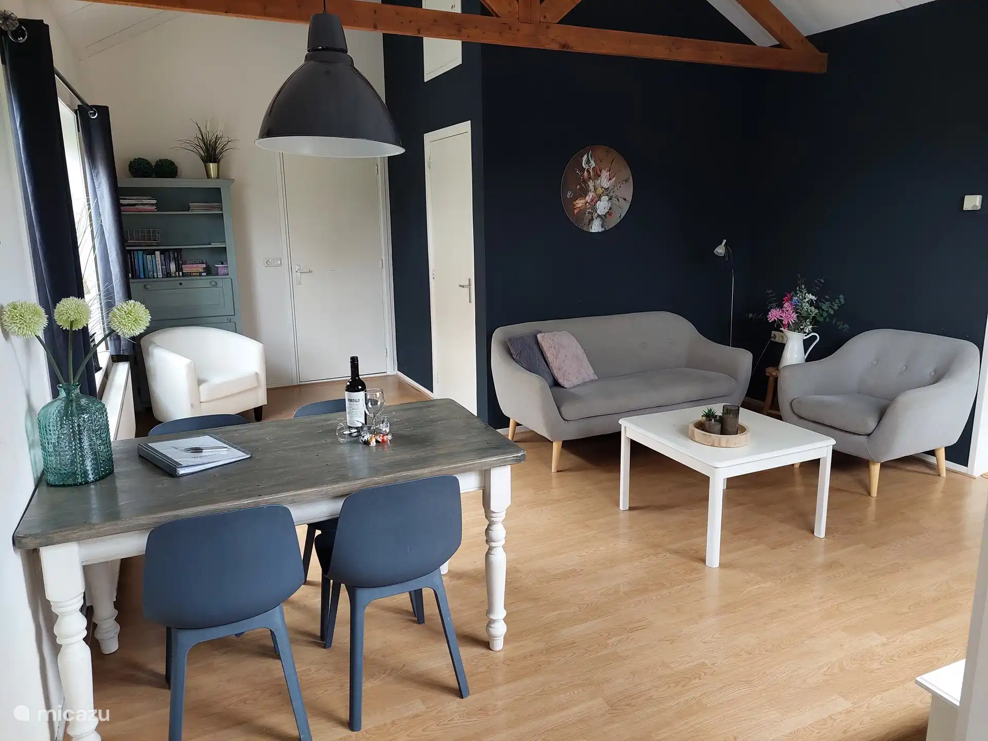 Geräumiges Wohnzimmer.