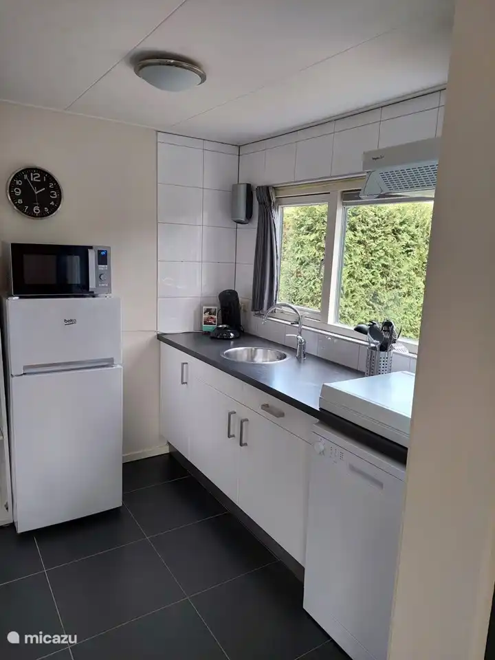 Küche mit Senseo, Wasserkocher, Mikrowelle, Kühlschrank, Gefrierschrank und Geschirrspüler.