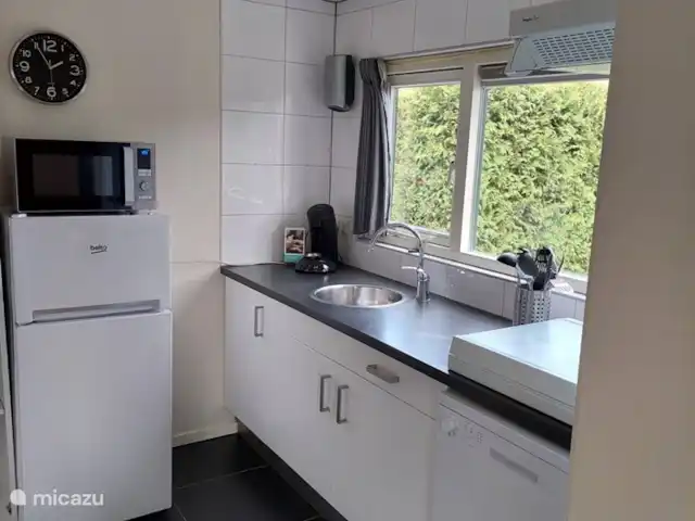 Cabaña con Jacuzzi No. 18 en Países Bajos, Güeldres, Putten - casa vacacional Cocina con senseo, hervidor de agua, microondas, nevera, congelador y lavavajillas.
