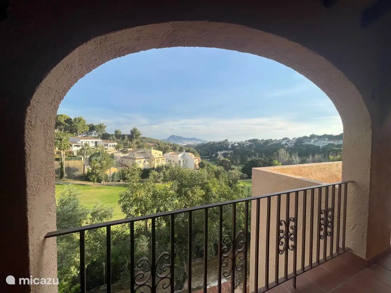 Terraza Dormitorio 2 con vistas al campo de golf y al mar