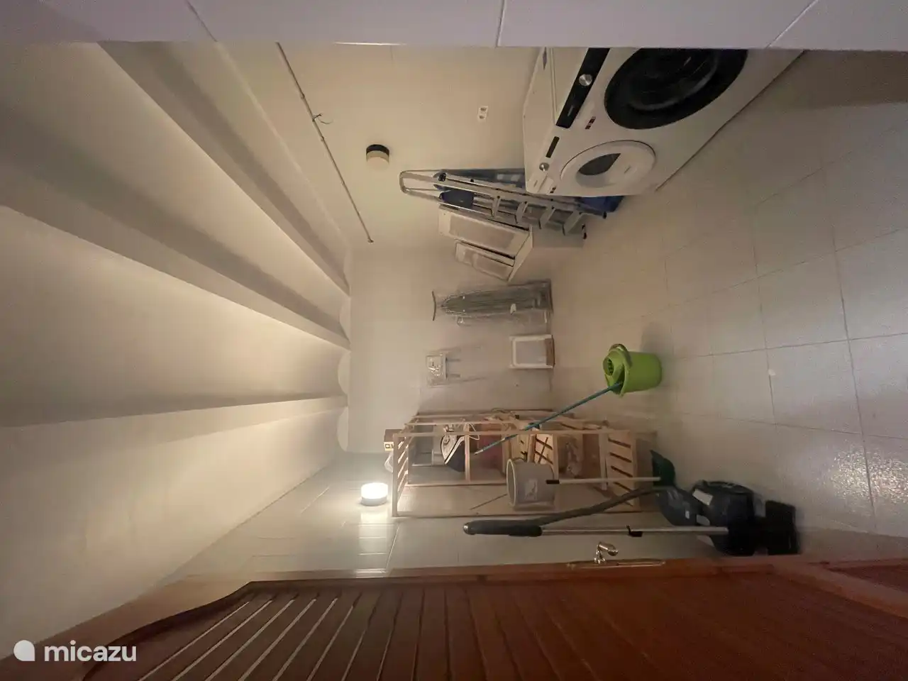 Cuarto de lavado con lavadora y secadora