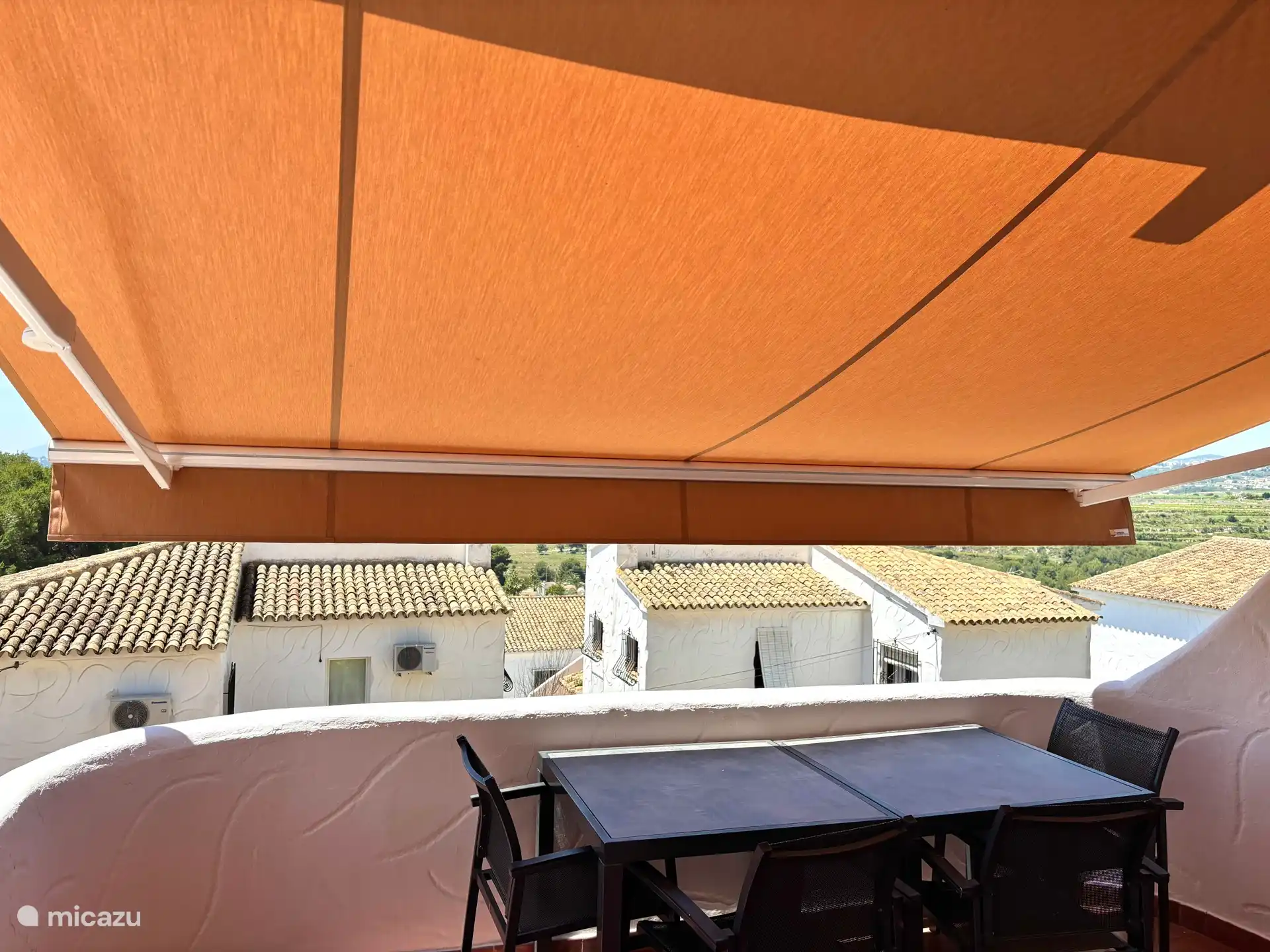 For the hot days a luxurious electrically operated sun canopy that covers the entire balcony. You can drop it as far as you want.