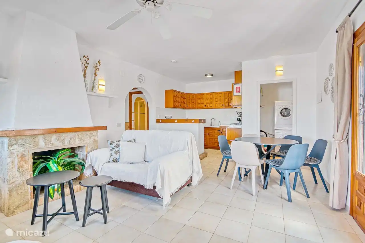 Wohnzimmer mit Esstisch und Küche