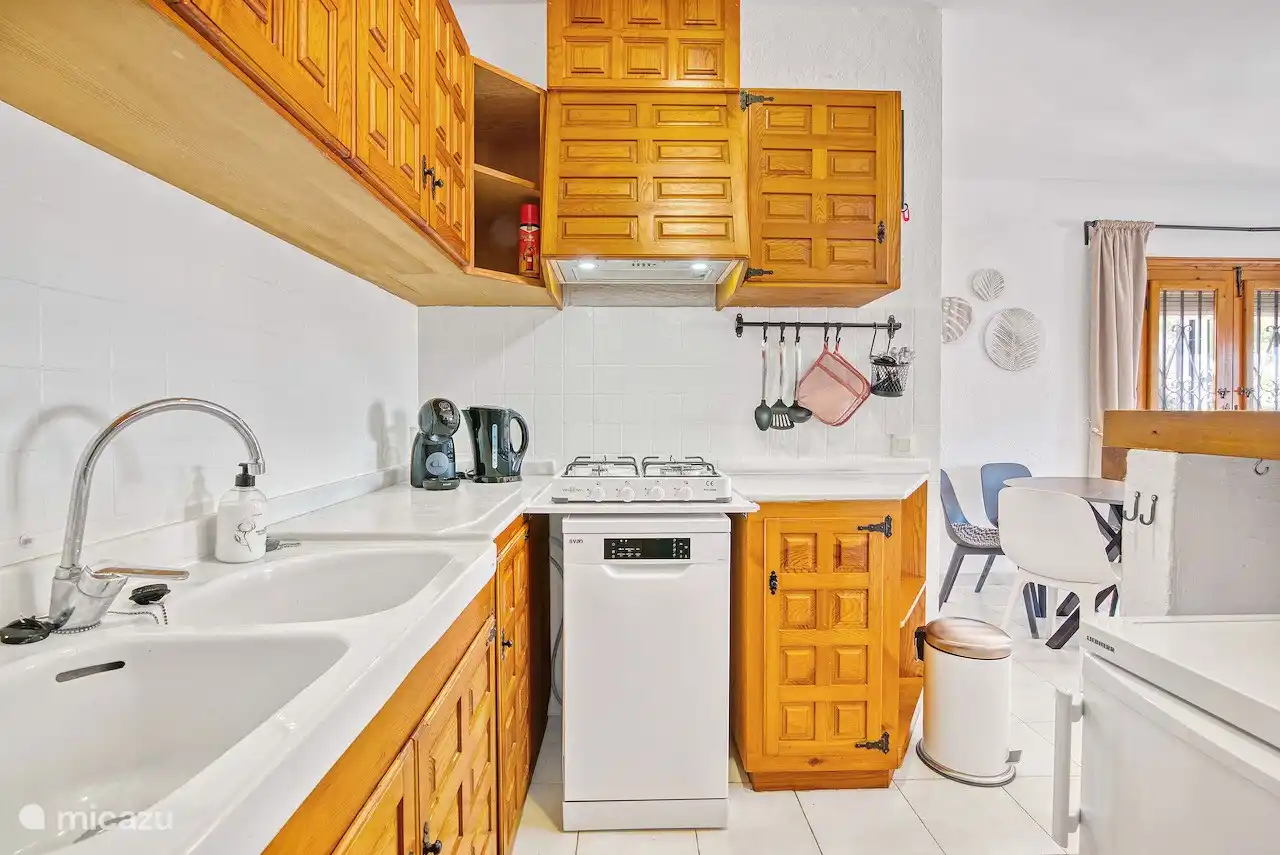 Küche mit Doppelspüle und Geschirrspüler