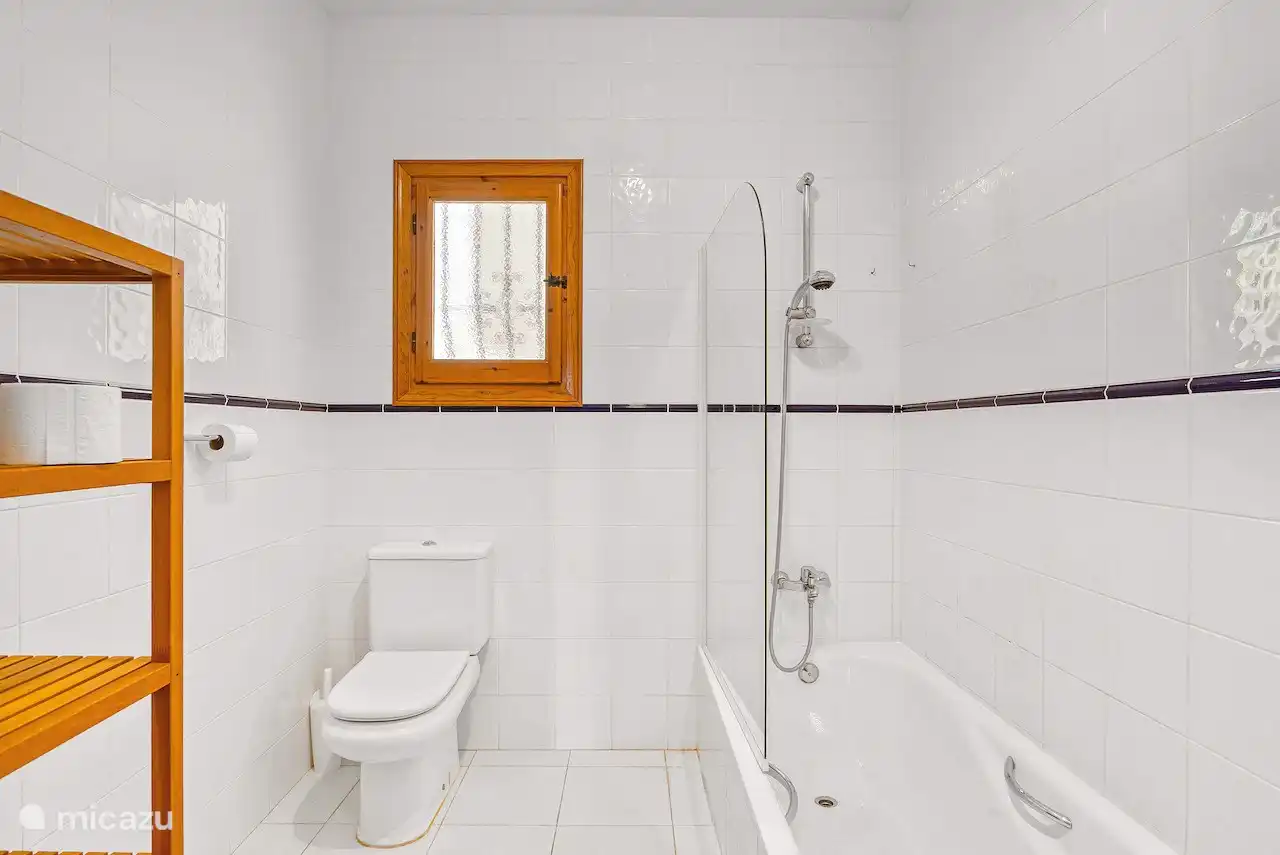 Badezimmer mit Badewanne, Dusche, Waschbecken und WC