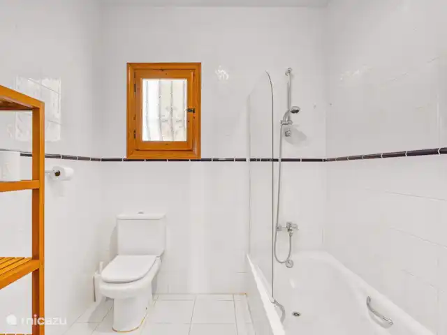 L'amour suprême | Espagne, Costa Blanca, Benitachell - maison de vacances Salle de bain avec baignoire, douche, lavabo et WC