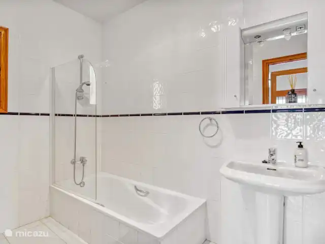L'amour suprême | Espagne, Costa Blanca, Benitachell - maison de vacances Salle de bain avec baignoire, douche, lavabo et WC
