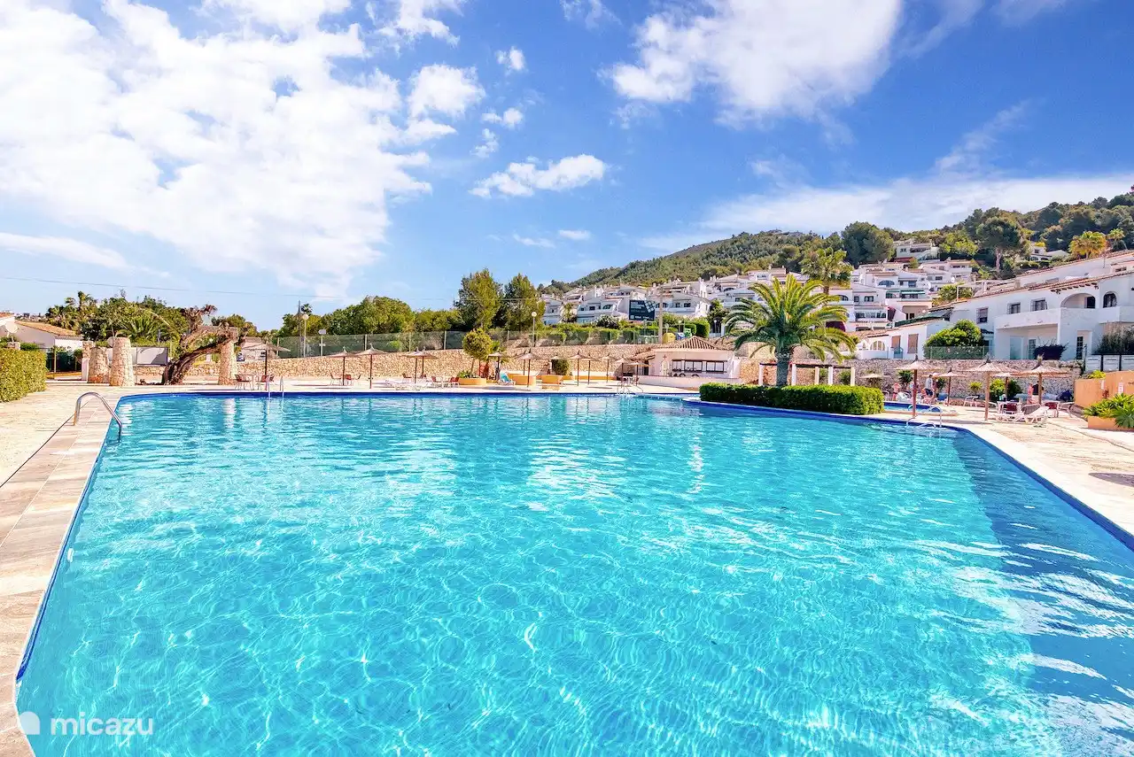 Schöner großer Gemeinschaftspool mit großem Kinderbeckenbereich.