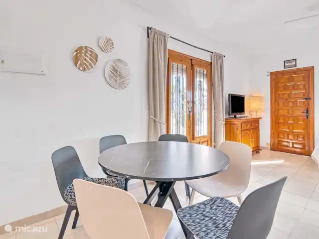 L'amour suprême | Espagne, Costa Blanca, Benitachell - maison de vacances Salon avec TV et porte donnant sur le balcon