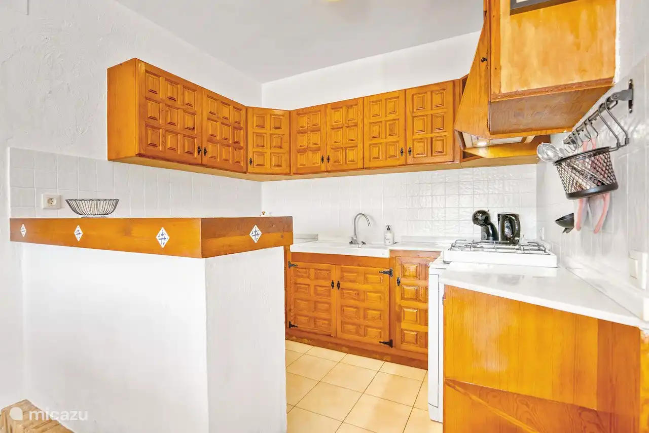 Küche mit Kühlschrank, Gefrierschrank, Geschirrspüler und Herd