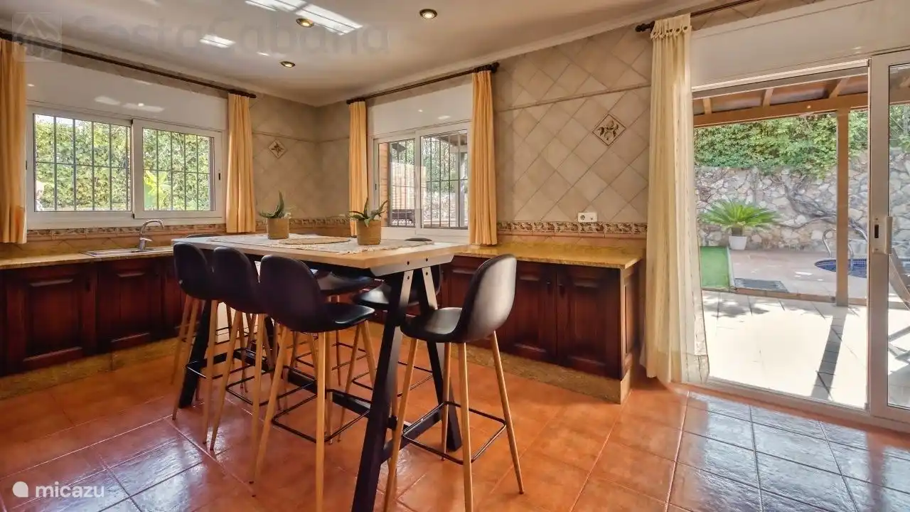 Villa Alba liegt nur wenige Gehminuten vom wunderschönen Strand von Canyelles entfernt, ideal für einen unvergesslichen Aufenthalt!