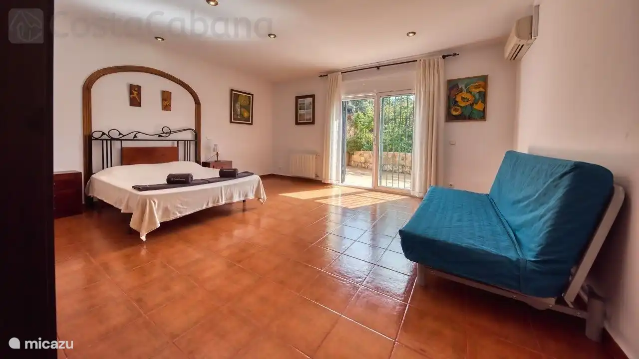 Villa Alba liegt nur wenige Gehminuten vom wunderschönen Strand von Canyelles entfernt, ideal für einen unvergesslichen Aufenthalt!