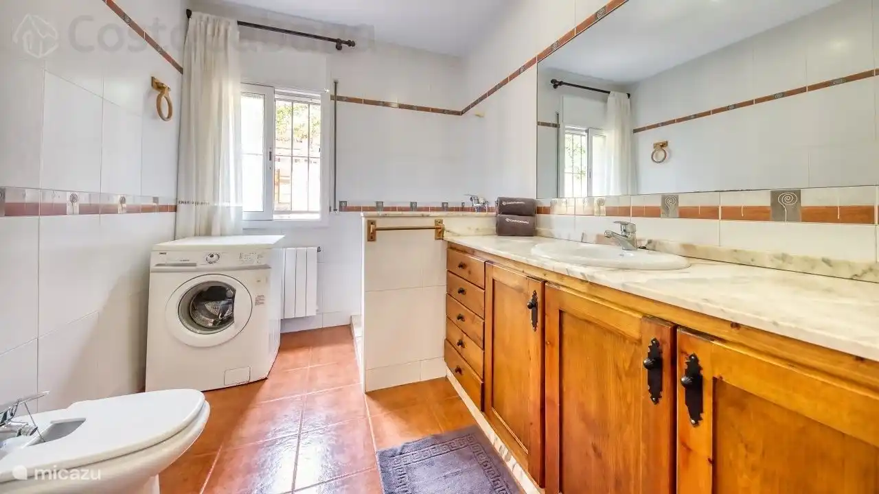 Villa Alba liegt nur wenige Gehminuten vom wunderschönen Strand von Canyelles entfernt, ideal für einen unvergesslichen Aufenthalt!