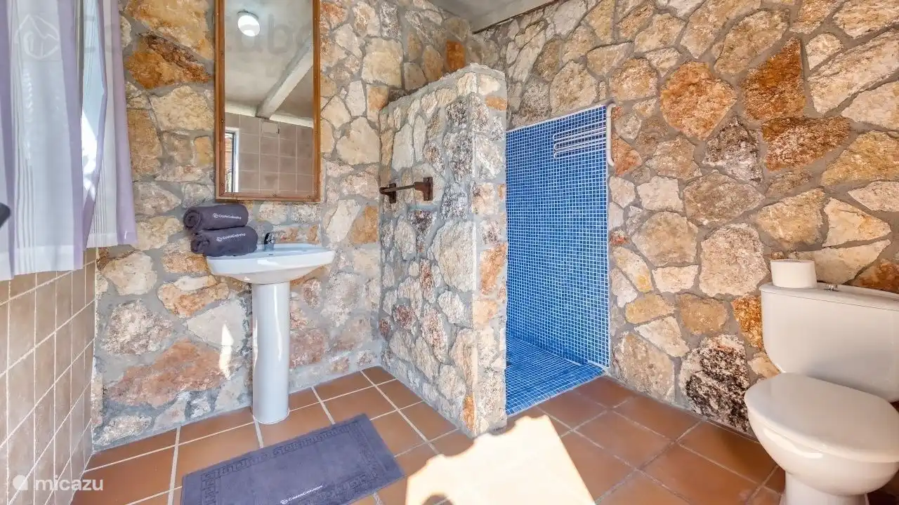 Villa Alba liegt nur wenige Gehminuten vom wunderschönen Strand von Canyelles entfernt, ideal für einen unvergesslichen Aufenthalt!