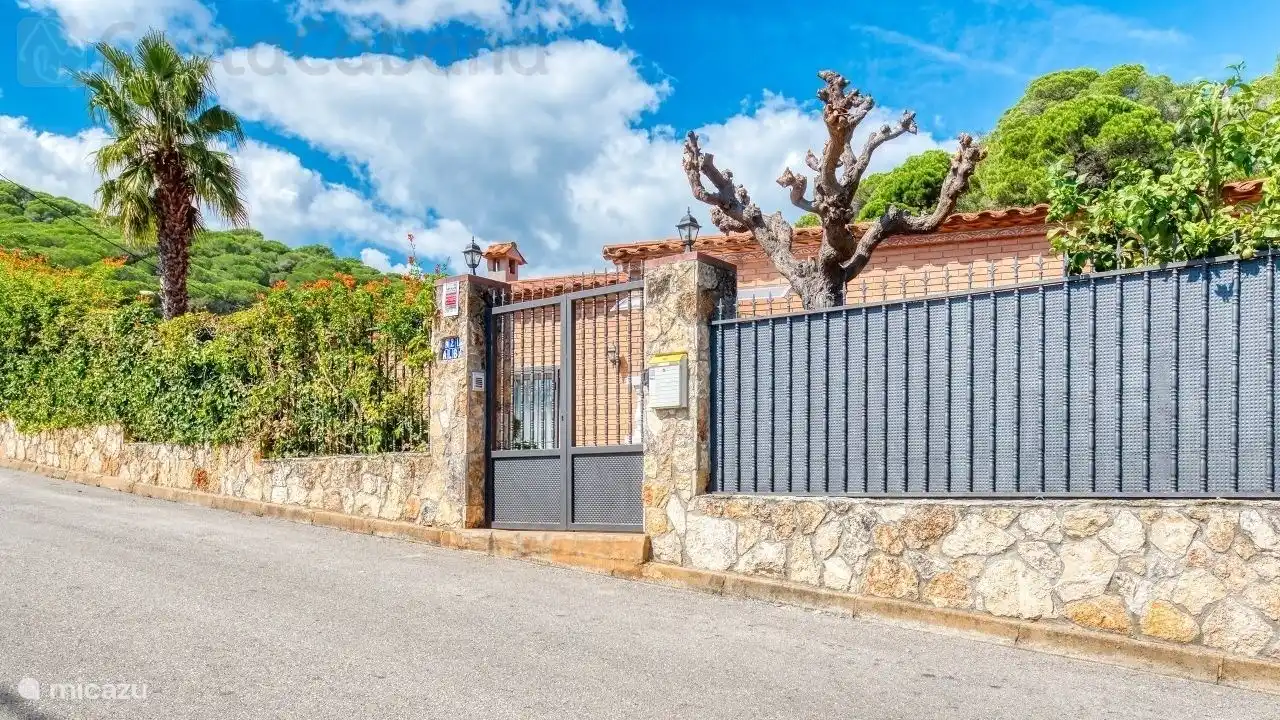 Villa Alba liegt nur wenige Gehminuten vom wunderschönen Strand von Canyelles entfernt, ideal für einen unvergesslichen Aufenthalt!
