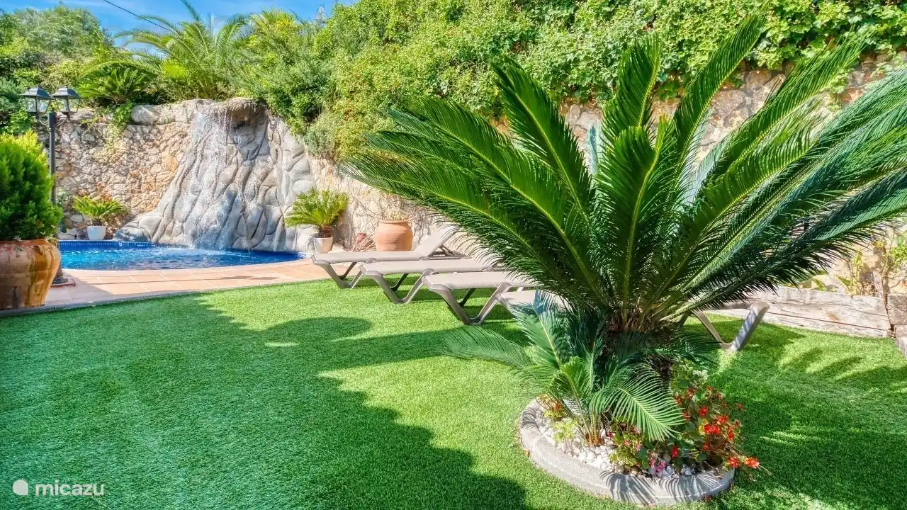 Villa Alba liegt nur wenige Gehminuten vom wunderschönen Strand von Canyelles entfernt, ideal für einen unvergesslichen Aufenthalt!