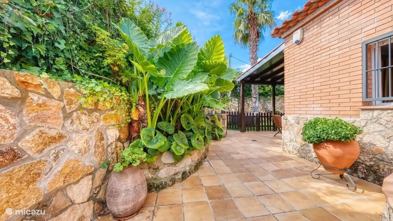 Villa Alba liegt nur wenige Gehminuten vom wunderschönen Strand von Canyelles entfernt, ideal für einen unvergesslichen Aufenthalt!
