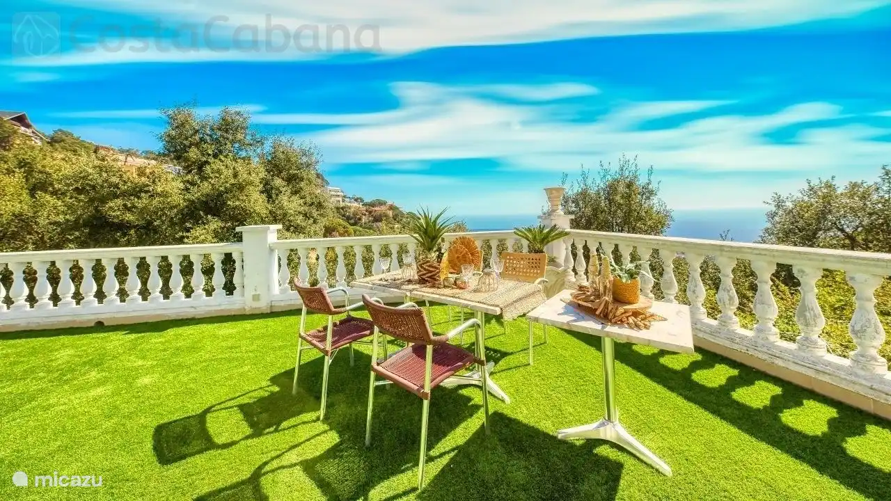 Wonderful private villa with stunning sea views and ideal for young people