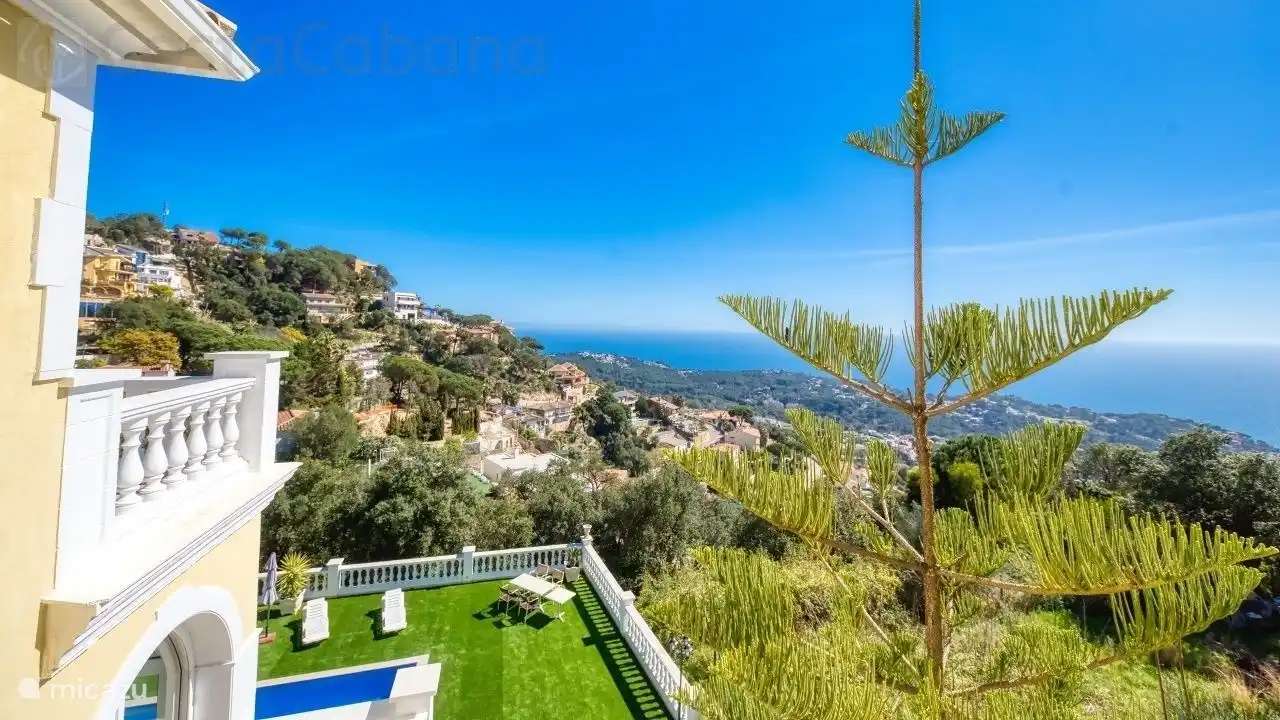 Wonderful private villa with stunning sea views and ideal for young people
