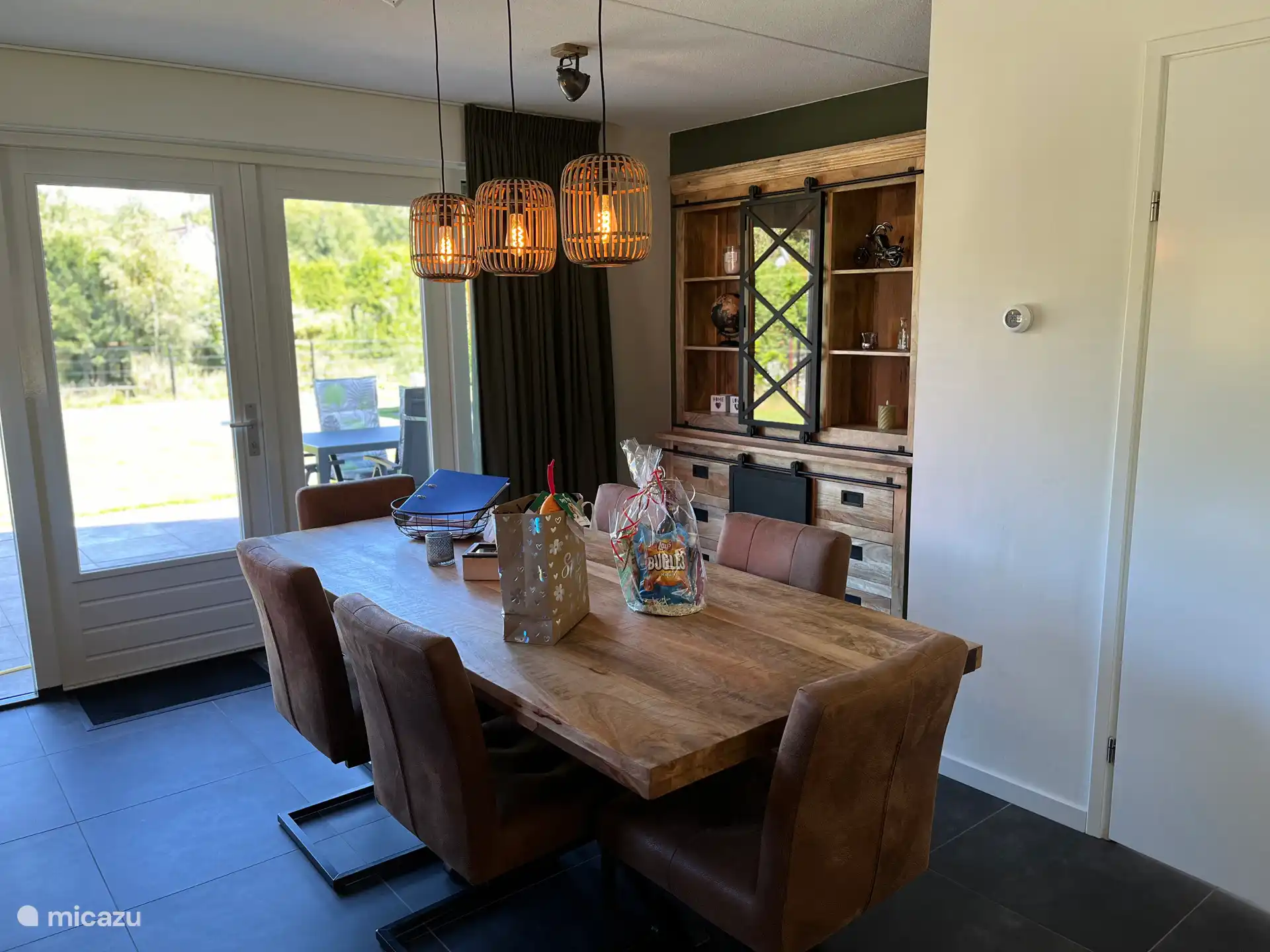 Ruime open eetkeuken, met voor elke reservering een welkomstpakket klaar. 