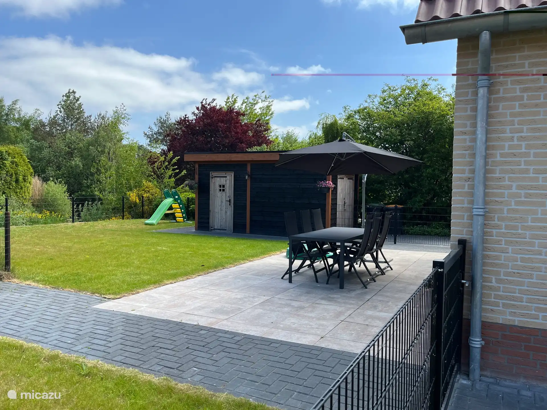 Mooi ruime omheinde achtertuin!