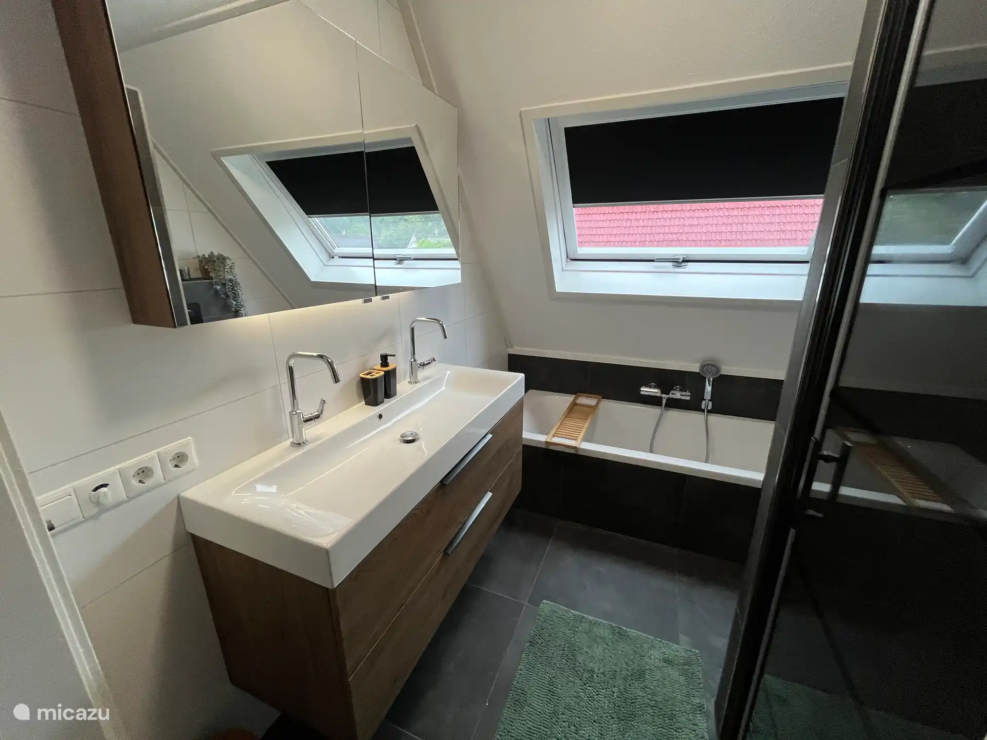 Ruime wastafel, met voldoende bergruimte