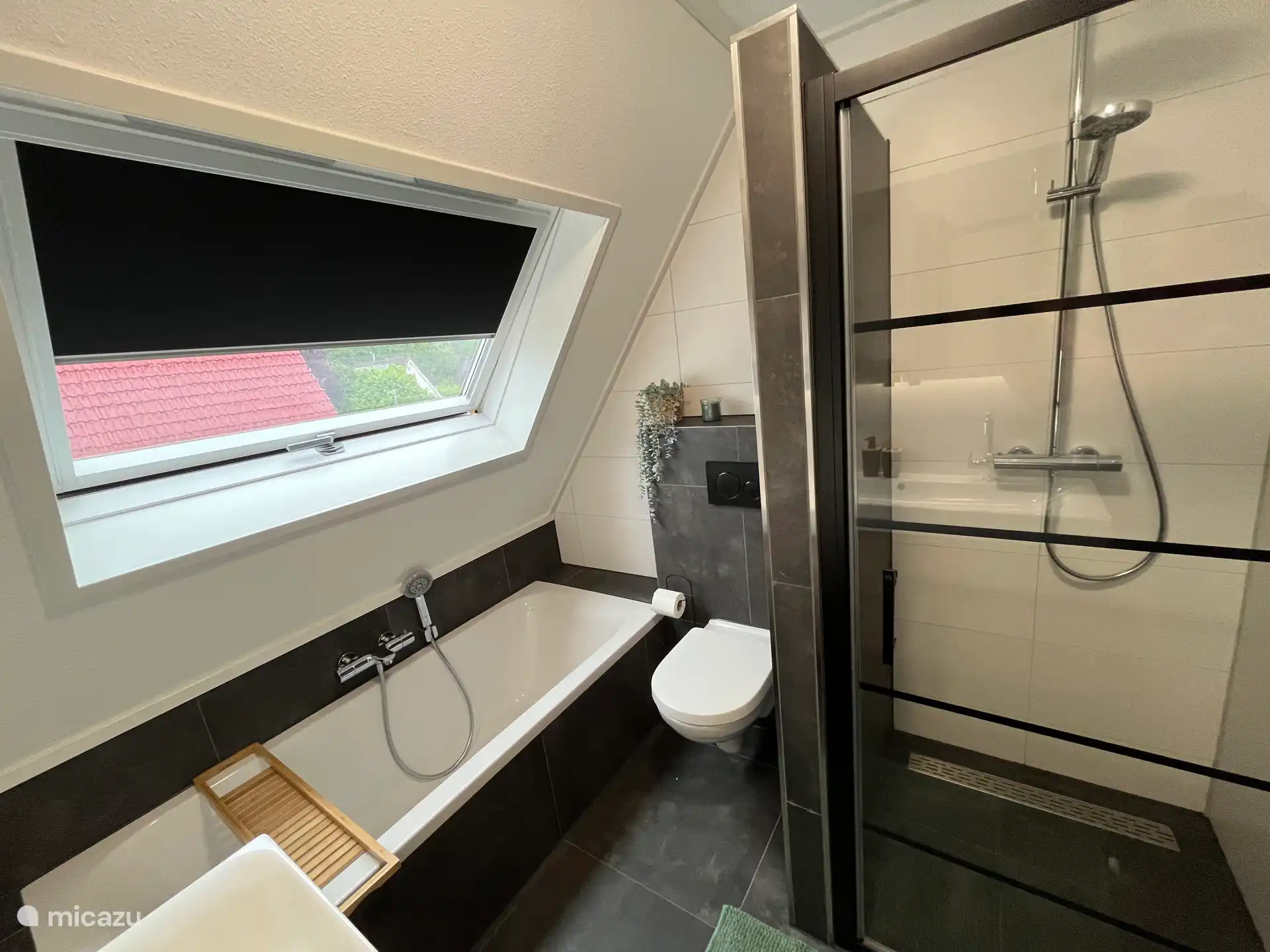 Luxe ruime badkamer, met douche/ regendouche en ligbad. Heerlijk ontspannen tot rust komen.