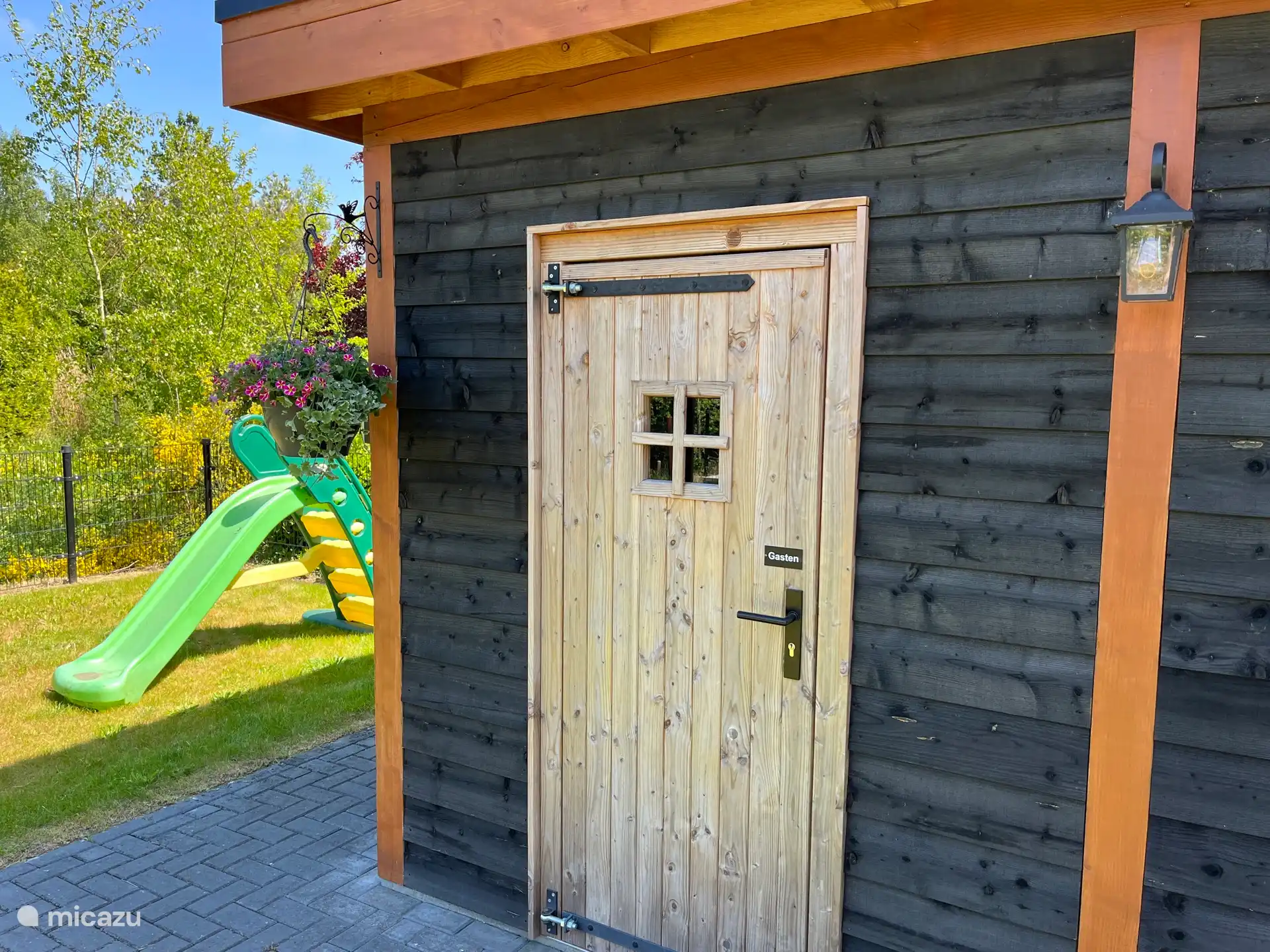 Voor de allerkleinsten is er een glijbaantje en zandbakje aanwezig! Lekker veilig in omheinde tuin