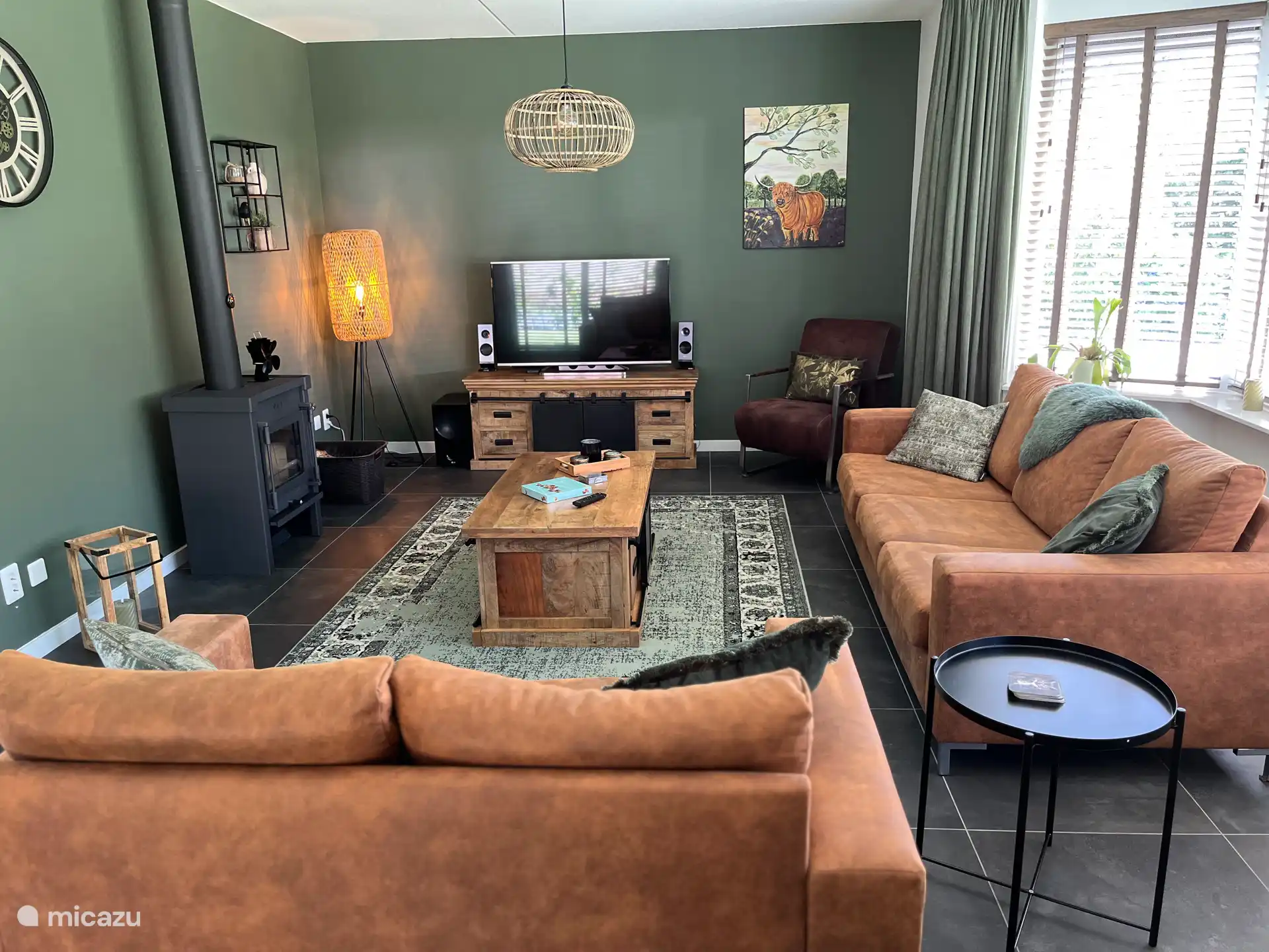 Ruim ingerichte zithoek, met natuurlijke kleuren! Ook binnen is het genieten van de natuur