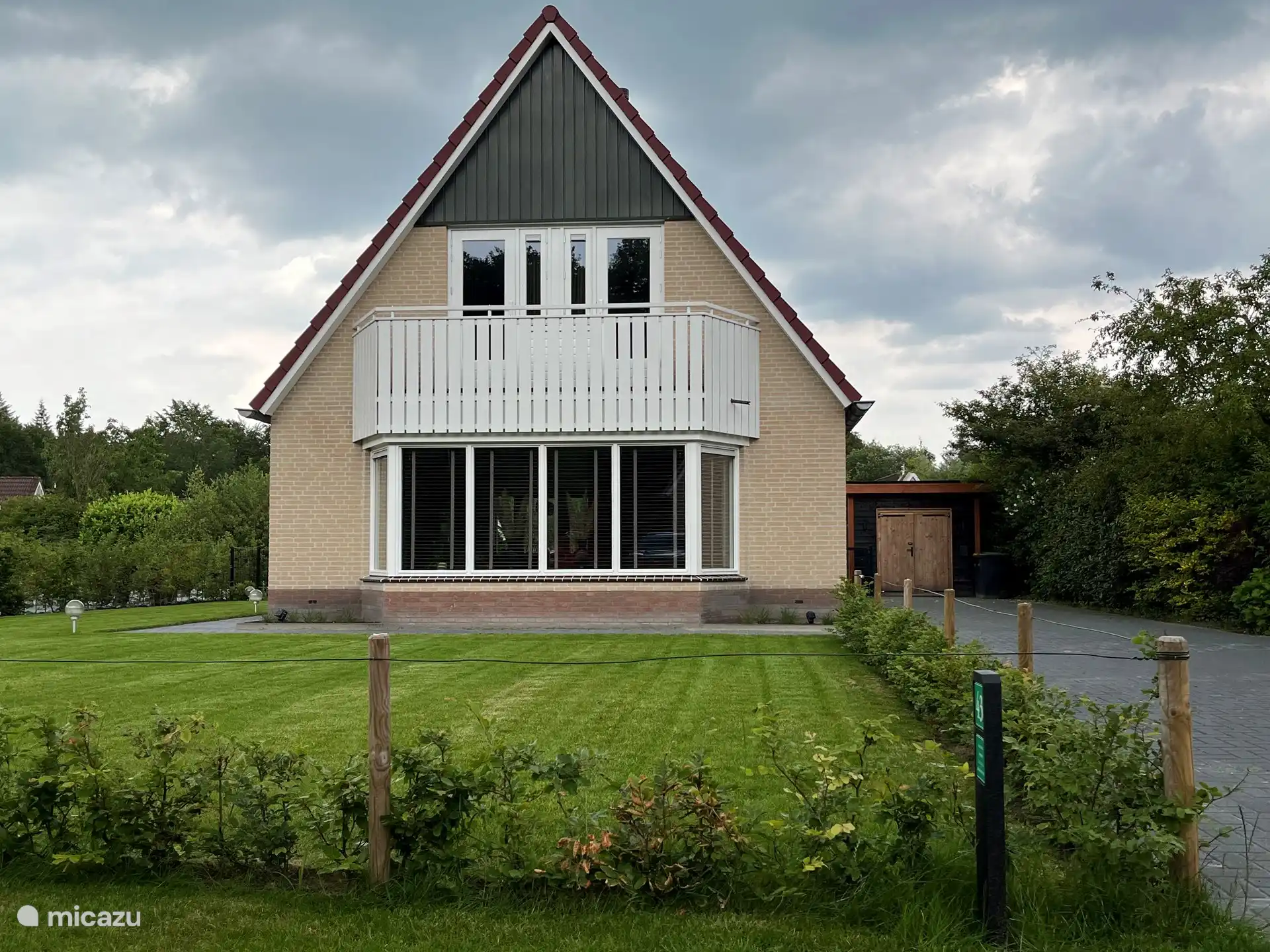 Vooraanzicht - met omheinde tuin