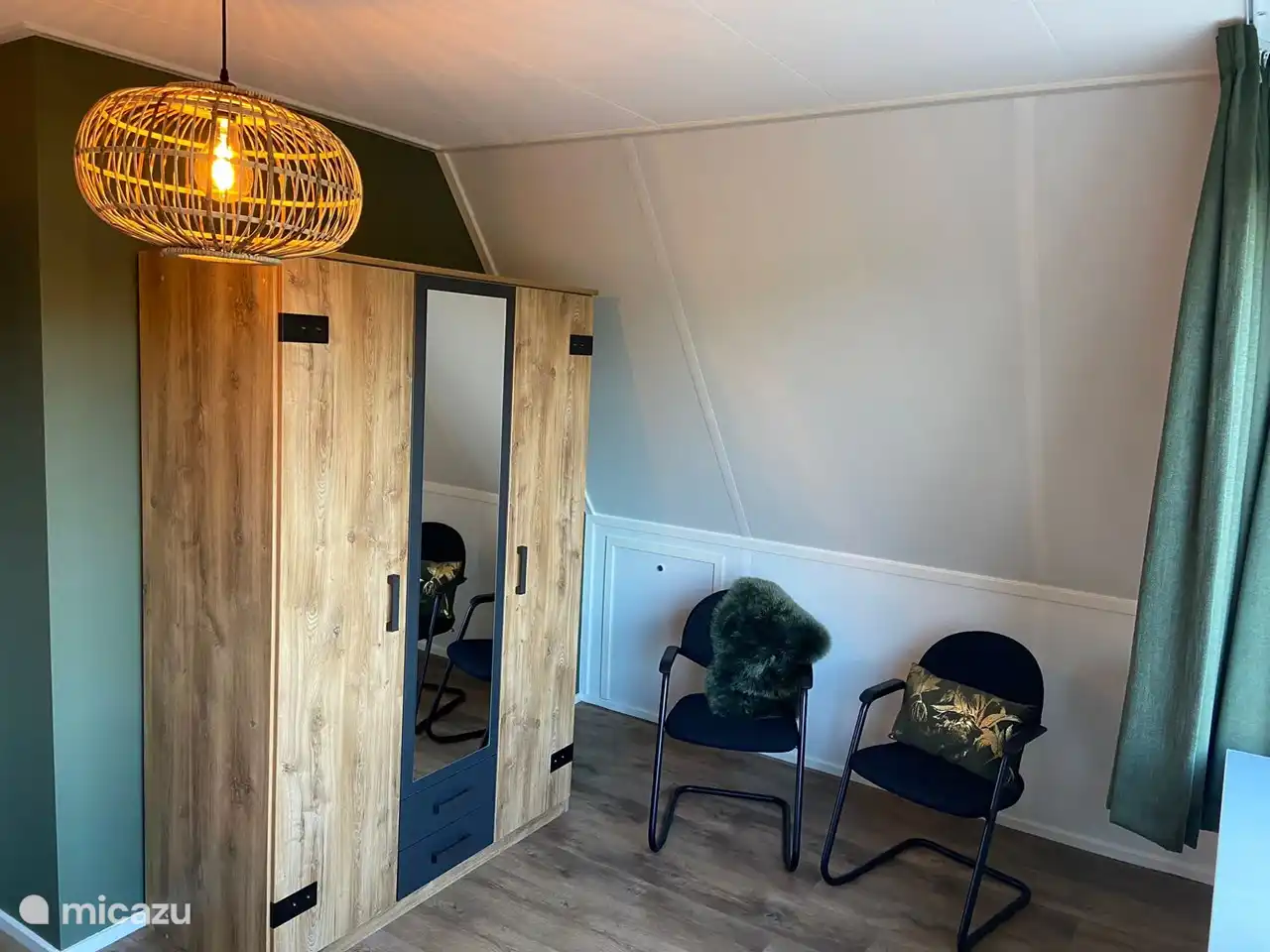 Grote industriële kast met spiegel