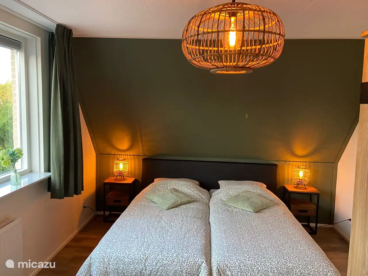 Ruime twee persoons slaapkamer, met mooie natuurlijke groentinten Grote nieuwe boxspring bedden van 210 cm x 180 cm en hygiënische hoezen. 