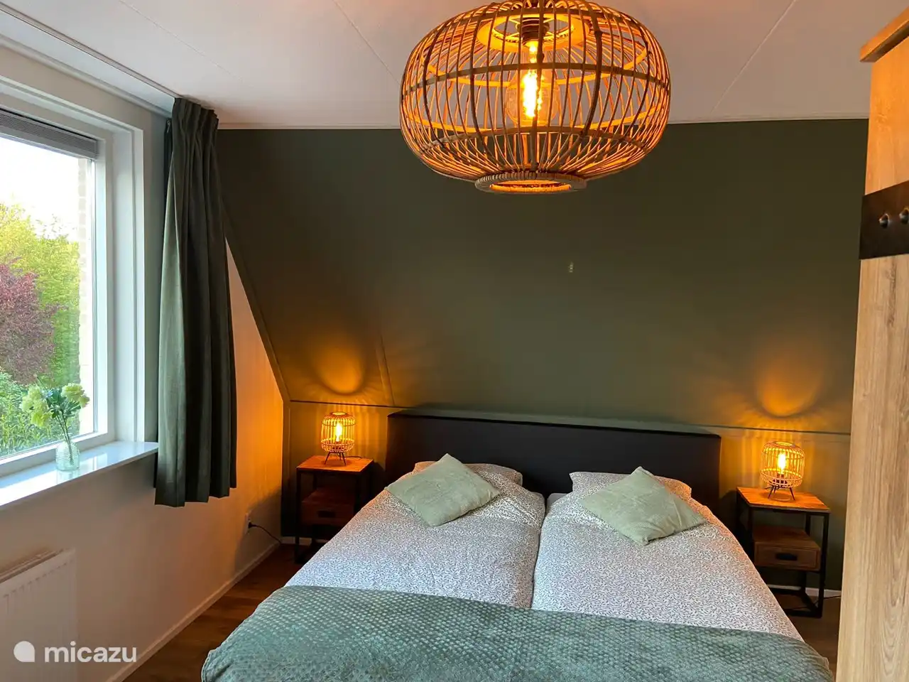 Ruime twee persoons slaapkamer, met mooie natuurlijke groentinten Grote nieuwe boxspring bedden van 210 cm x 180 cm en hygiënische hoezen. 