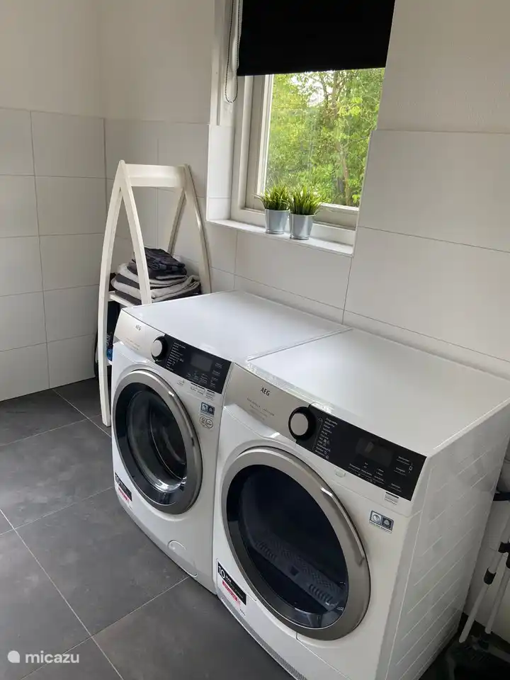 Inpandige berging met wasmachine en wasdroger