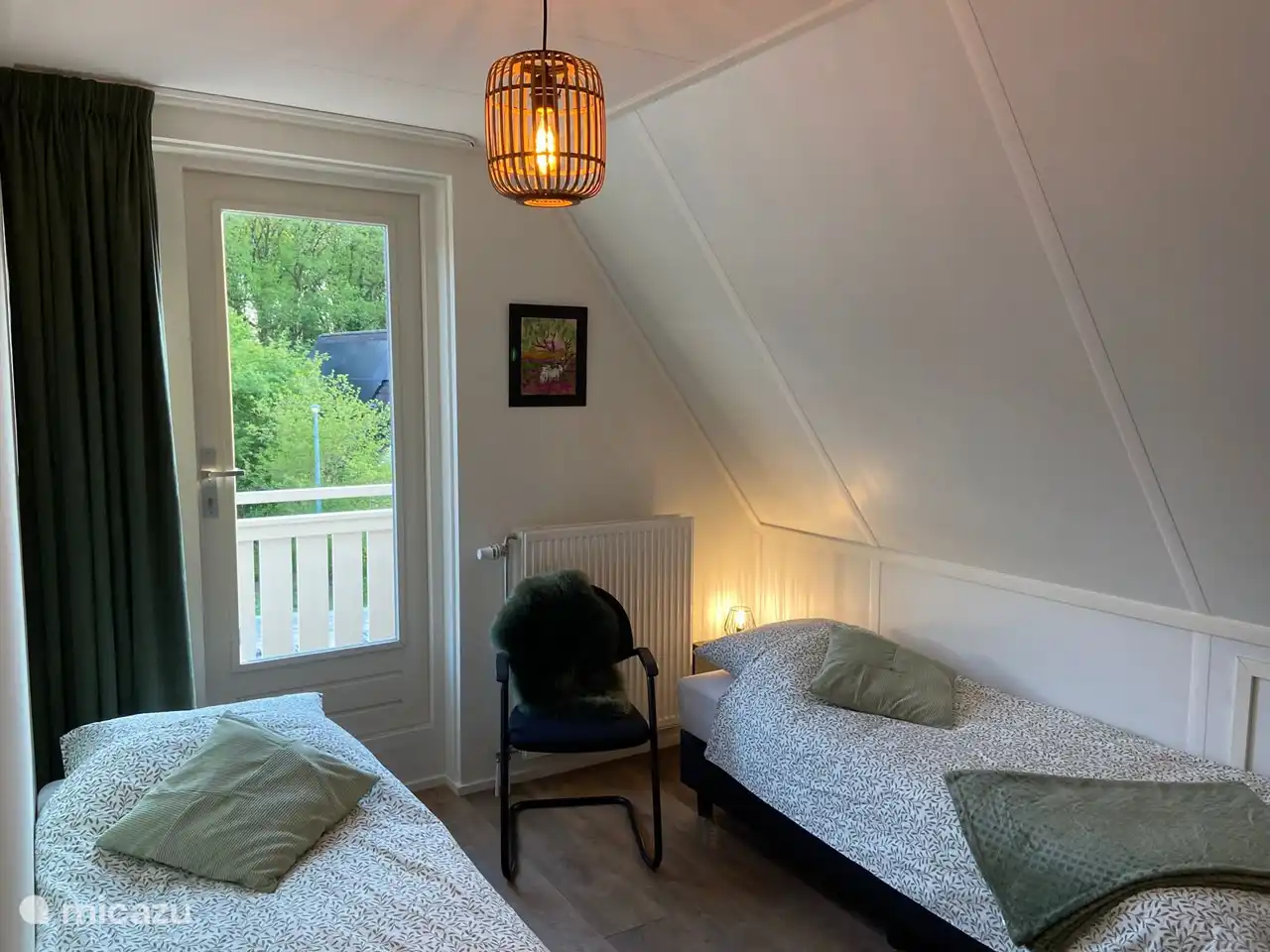 twee persoons slaapkamer, met mooie natuurlijke groentinten, en balkon. 2 Boxspring bedden van 200 cm x 80 cm en hygiënische hoezen. 