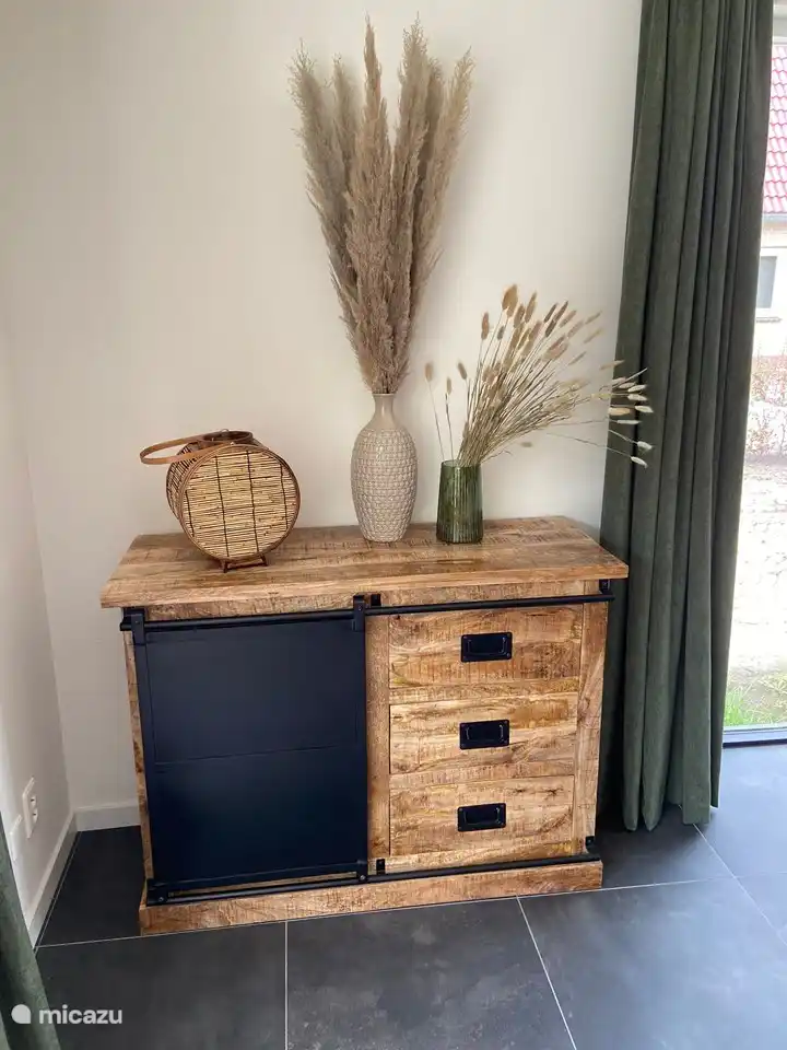 Kast met spelletjes en boeken