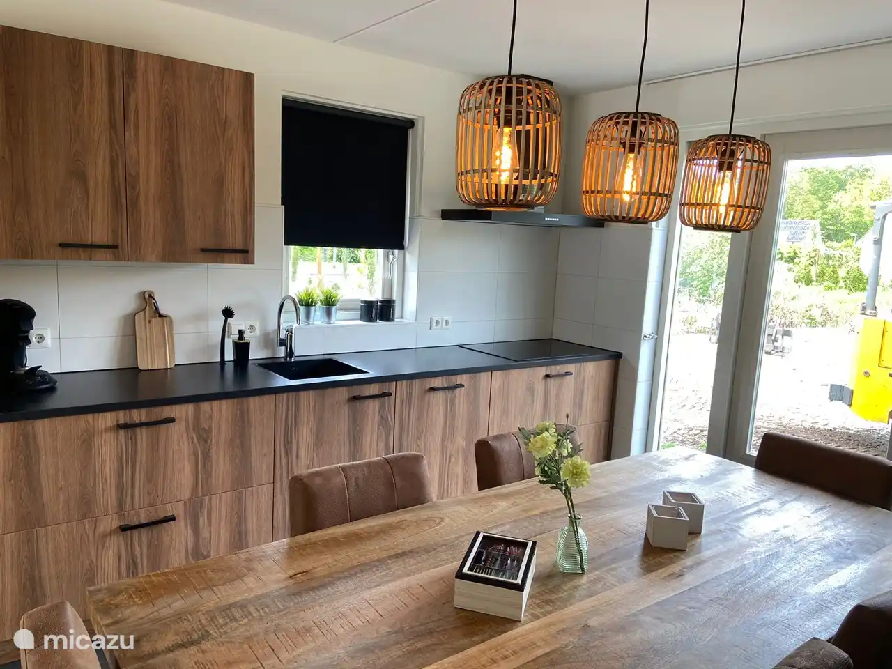 ruime keuken met vaatwasmachine inductie kookplaat combi magnetron oven