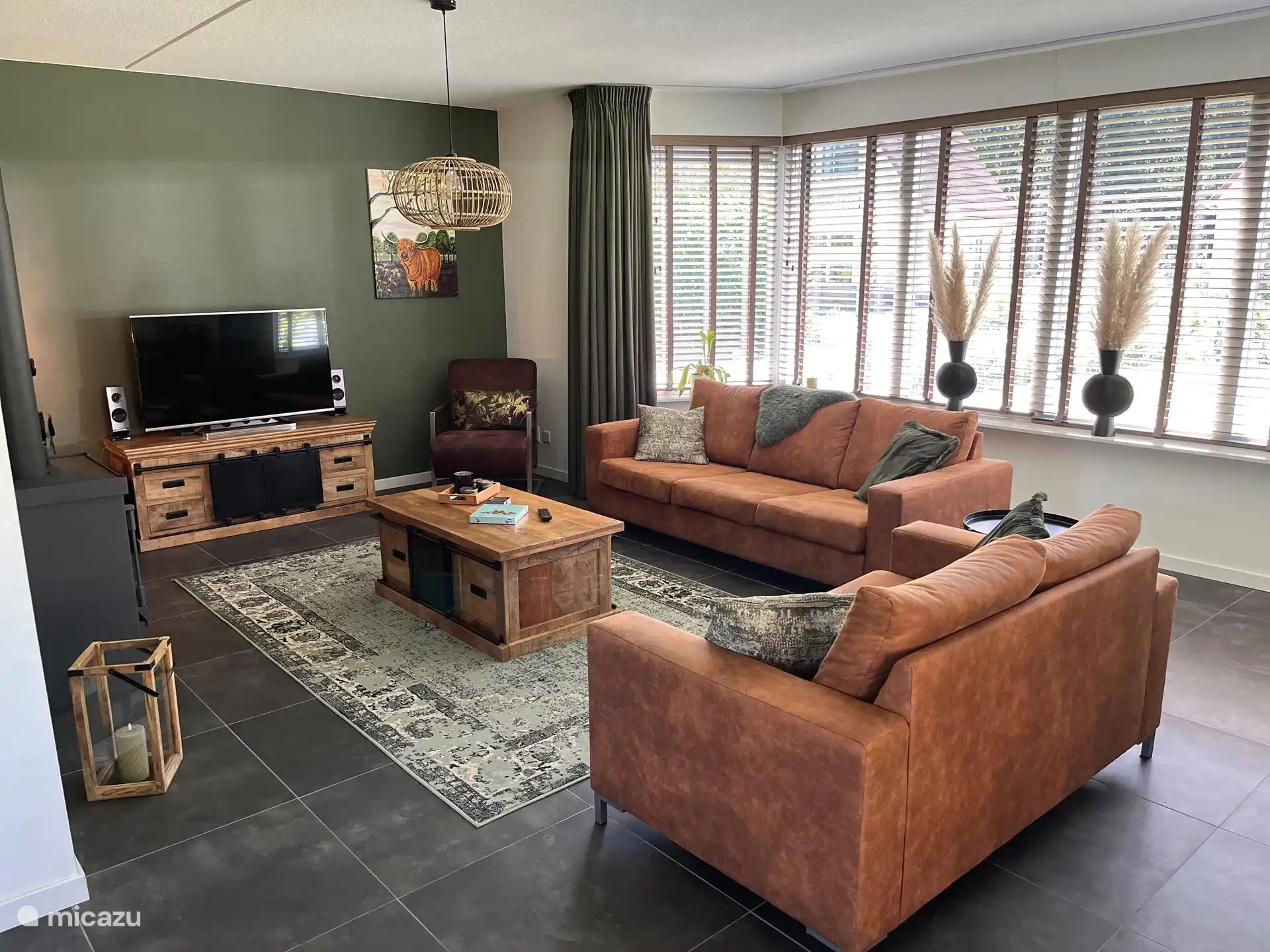 Ruime gezellig ingerichte woonkamer