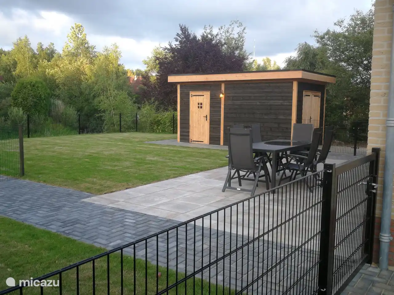 Fietsen schuur/berging met stopcontacten voor elektrische fietsen