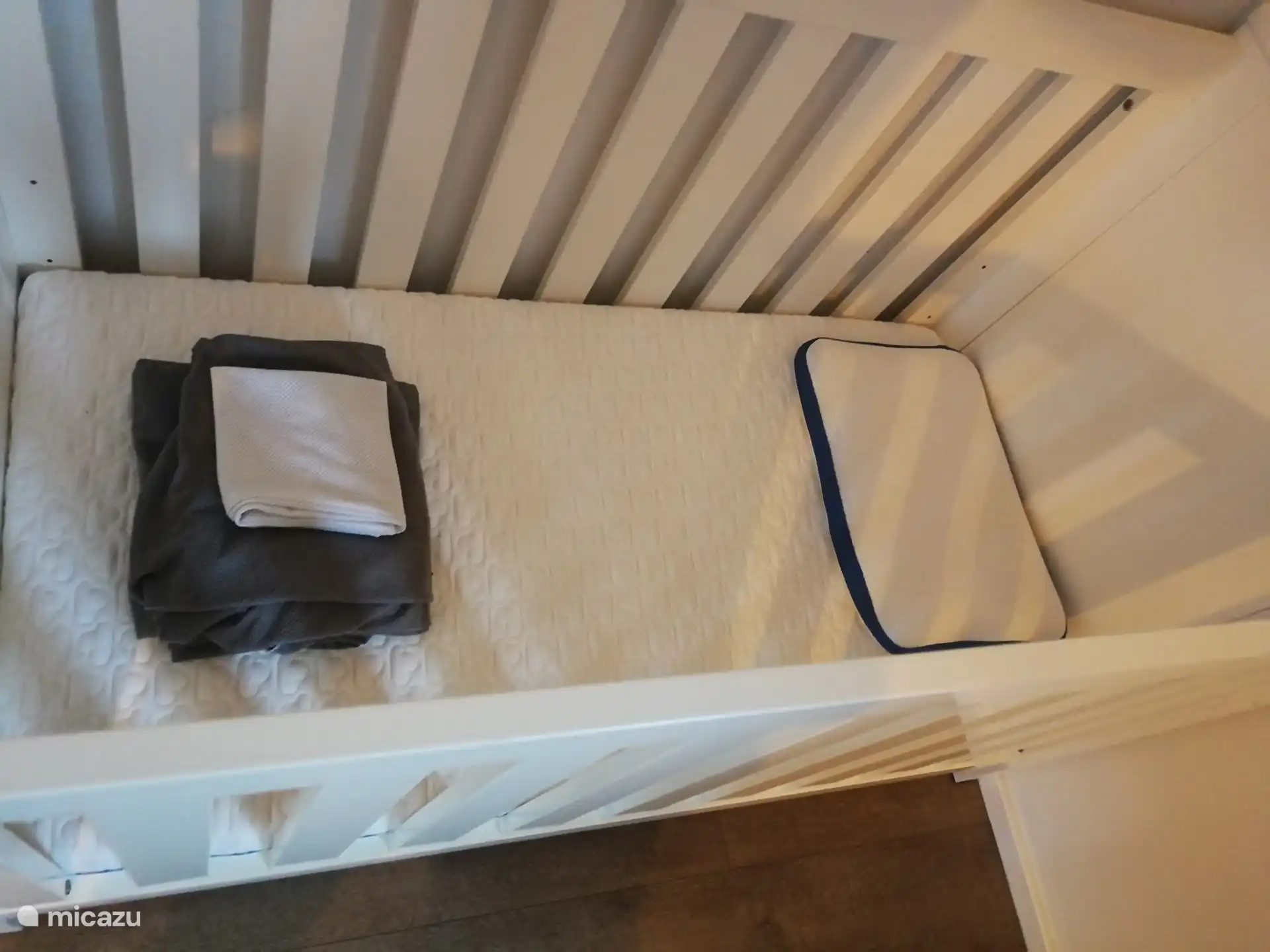 Kinderbedje met speciaal matrasje en kussen