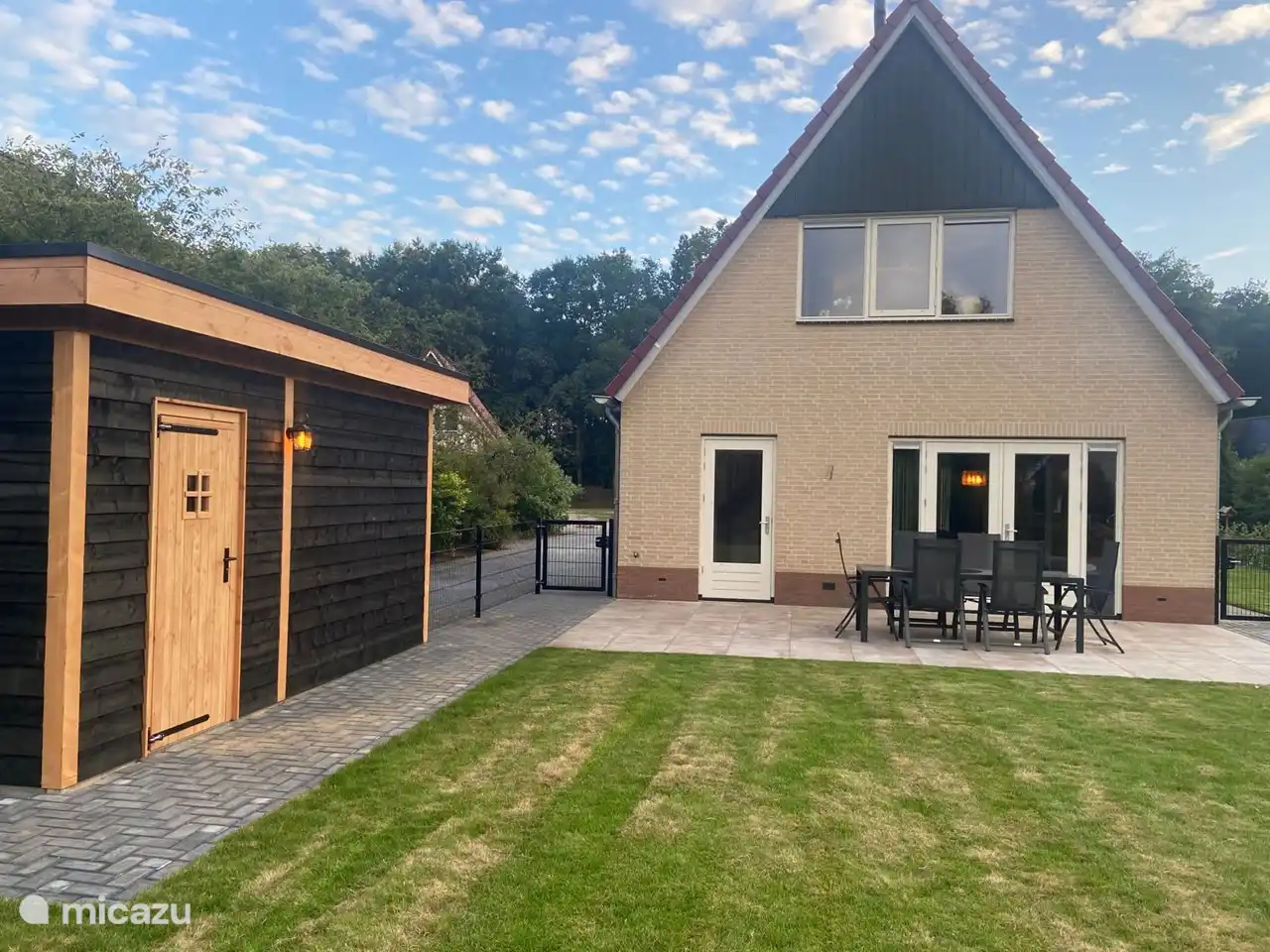 ruim terras fietsen schuurtje/berging