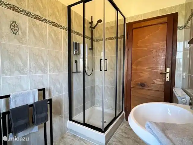 Fietsen, Italië, Umbrië, Castiglione Del Lago, appartement La Casa Terra Dei Sogni Badkamer